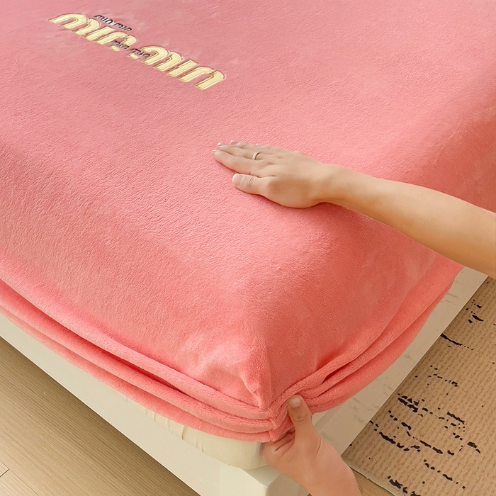 91家纺网 家纺一手货源 找家纺 言熙居 2024新款牛奶绒刺绣纯色360度全包床笠三件套 喵喵-玉