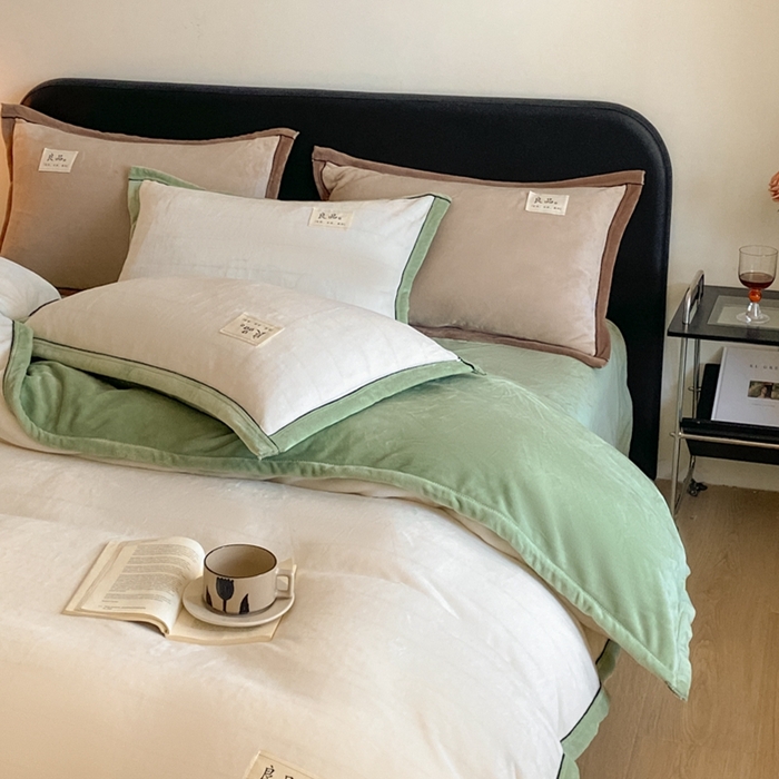 91家纺网 家纺一手货源 找家纺 澳梵家居 2024新款牛奶绒包边嵌绳款双拼四件套 奶白拼清新绿