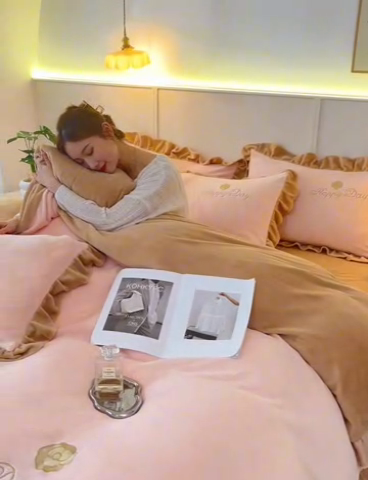 91家纺网 家纺一手货源 找家纺 梦喜妮 2024新款高克重韩版纯色绣花刺绣牛奶绒四件套 山茶少女粉+卡其