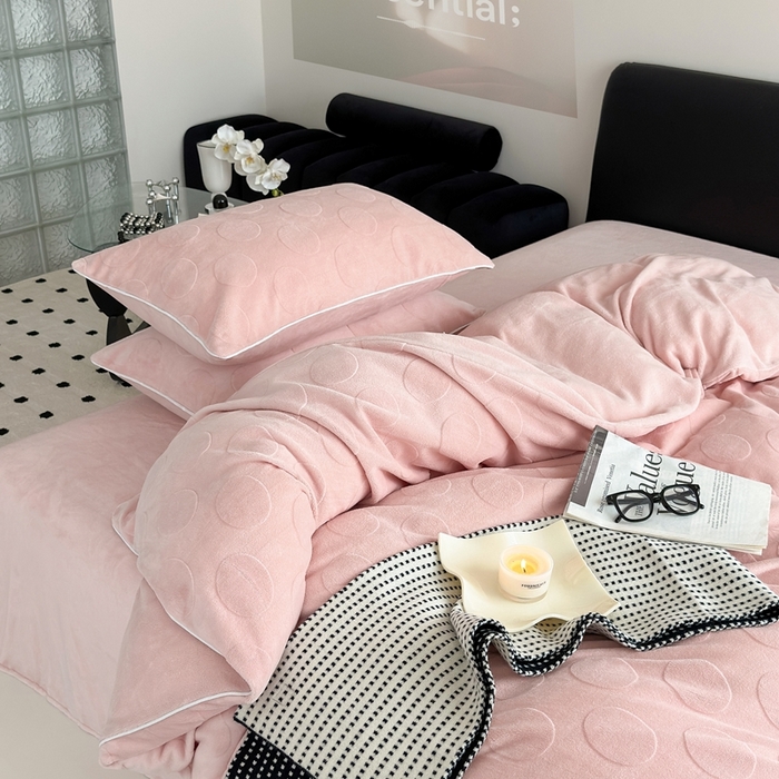 91家纺网 家纺一手货源 找家纺 潘朵拉家纺 2024新款雕花波点系列牛奶绒四件套 波尔卡-胭脂粉