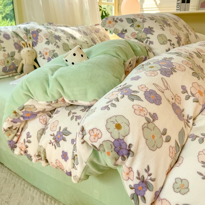 91家纺网 家纺一手货源 找家纺 富之航家纺 2024新款高克重小清新牛奶绒四件套 花园兔-蓝