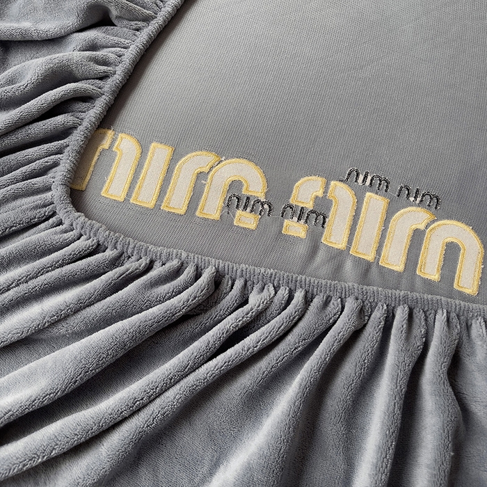 91家纺网 家纺一手货源 找家纺 言熙居 2024新款牛奶绒刺绣纯色360度全包床笠三件套 喵喵-灰