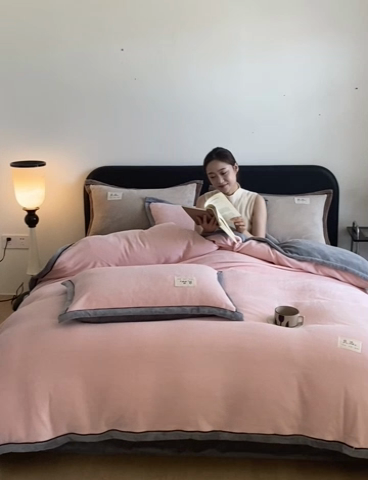 91家纺网 家纺一手货源 找家纺 澳梵家居 2024新款牛奶绒包边嵌绳款双拼四件套 水粉拼星际灰