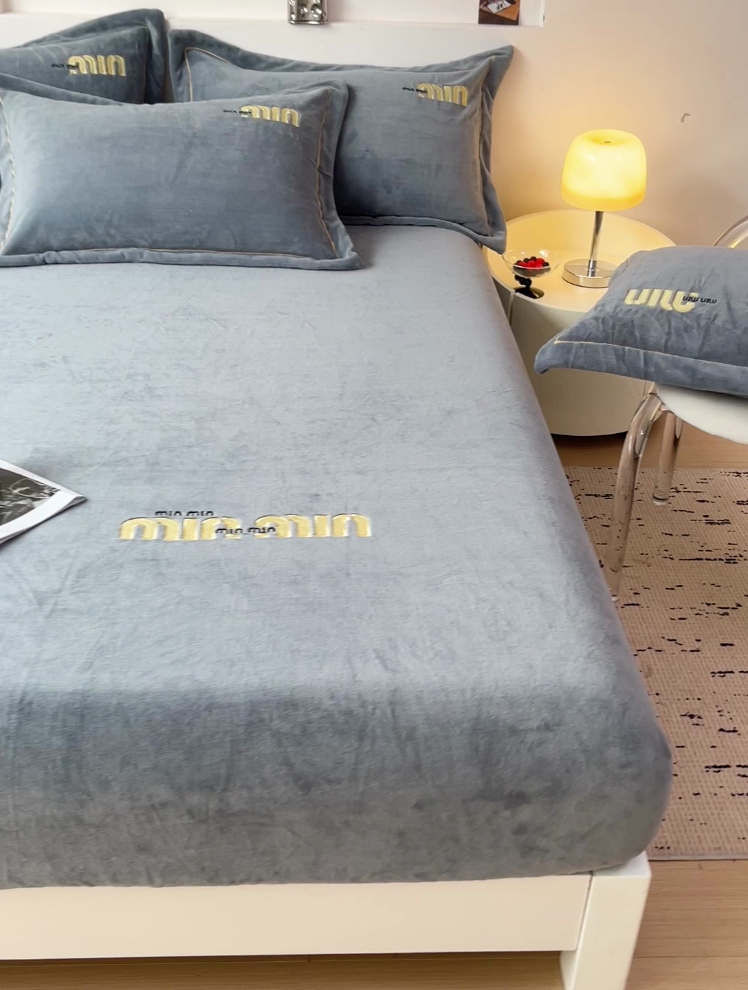 91家纺网 家纺一手货源 找家纺 言熙居 2024新款牛奶绒刺绣纯色360度全包床笠三件套 喵喵-灰