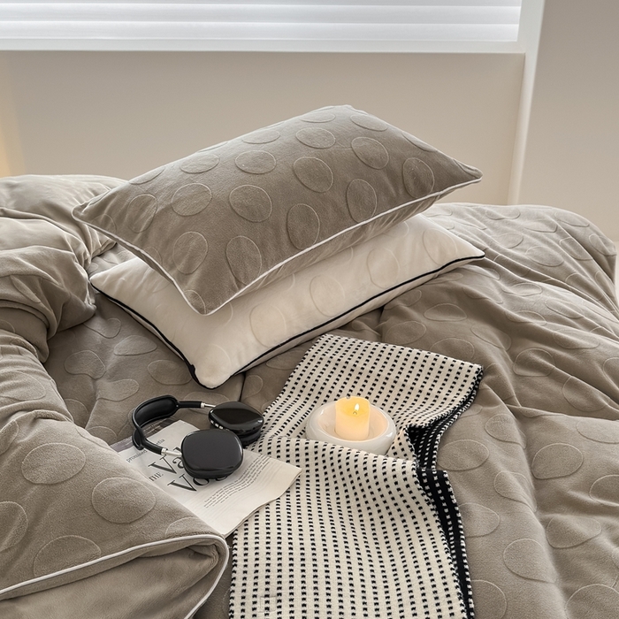 91家纺网 家纺一手货源 找家纺 潘朵拉家纺 2024新款雕花波点系列牛奶绒四件套 波尔卡-橄榄灰