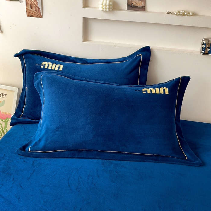 91家纺网 家纺一手货源 找家纺 言熙居 2024新款牛奶绒刺绣纯色360度全包床笠三件套 喵喵-深蓝