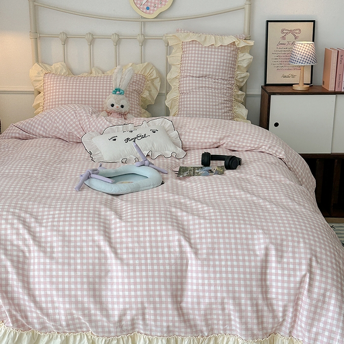 91家纺网 家纺一手货源 找家纺 2024新款花边奶油格子全棉混搭款四件套 酪酪粉桃格