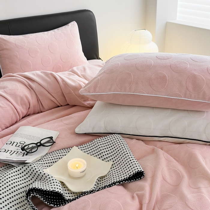 91家纺网 家纺一手货源 找家纺 潘朵拉家纺 2024新款雕花波点系列牛奶绒四件套 波尔卡-胭脂粉