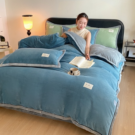 91家纺网 家纺一手货源 找家纺 澳梵家居 2024新款牛奶绒包边嵌绳款双拼四件套 复古蓝拼星际灰