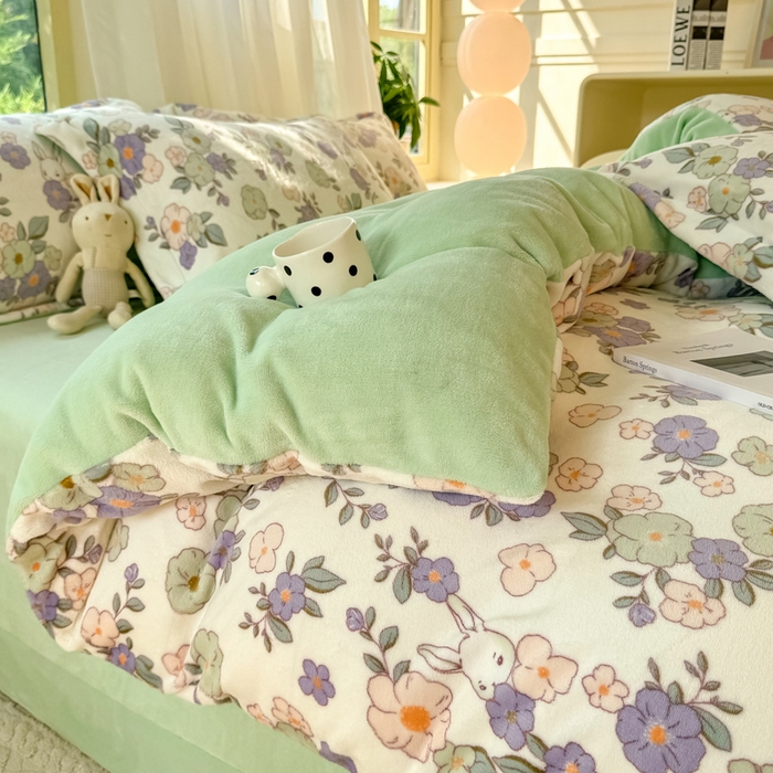 91家纺网 家纺一手货源 找家纺 富之航家纺 2024新款高克重小清新牛奶绒四件套 花园兔-蓝