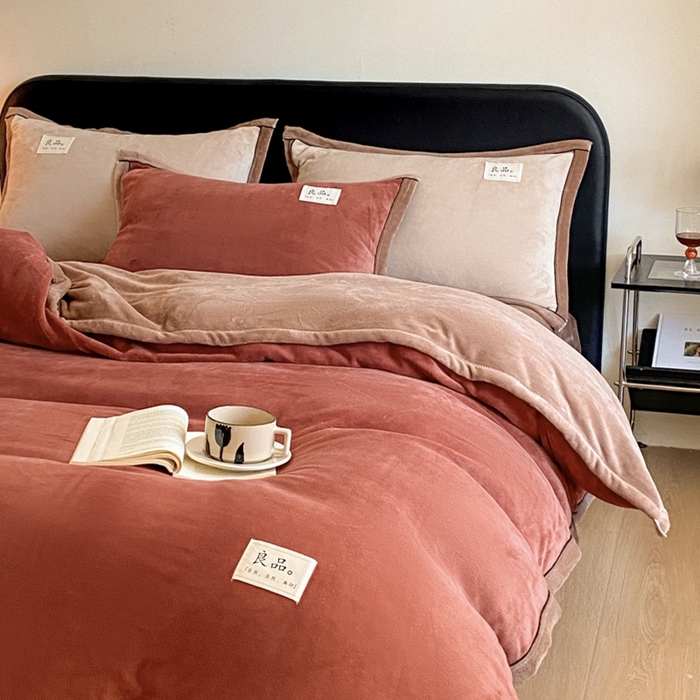 91家纺网 家纺一手货源 找家纺 澳梵家居 2024新款牛奶绒包边嵌绳款双拼四件套 晨曦红拼浅驼