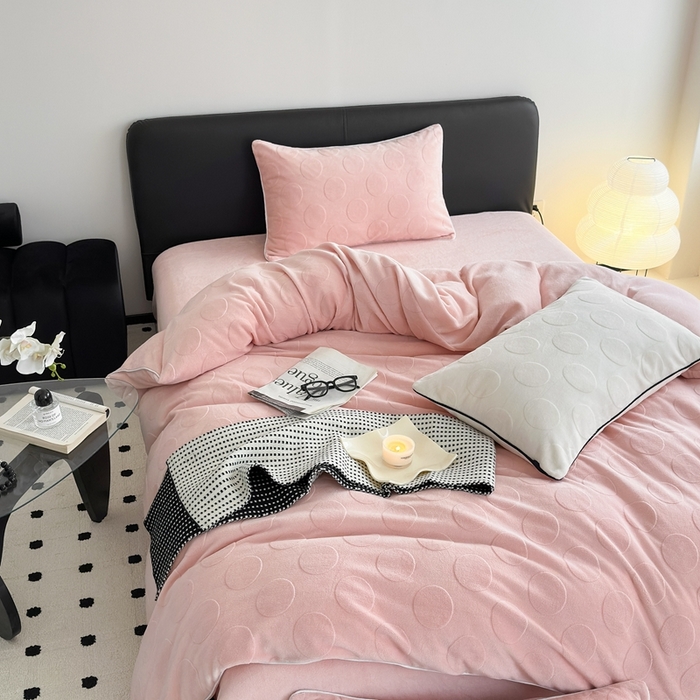 91家纺网 家纺一手货源 找家纺 潘朵拉家纺 2024新款雕花波点系列牛奶绒四件套 波尔卡-胭脂粉