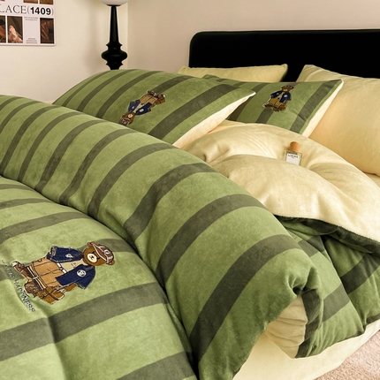 91家纺网 家纺一手货源 找家纺 红嘴企鹅 2025新款A类加厚牛奶绒刺绣四件套 学院熊-绿条纹