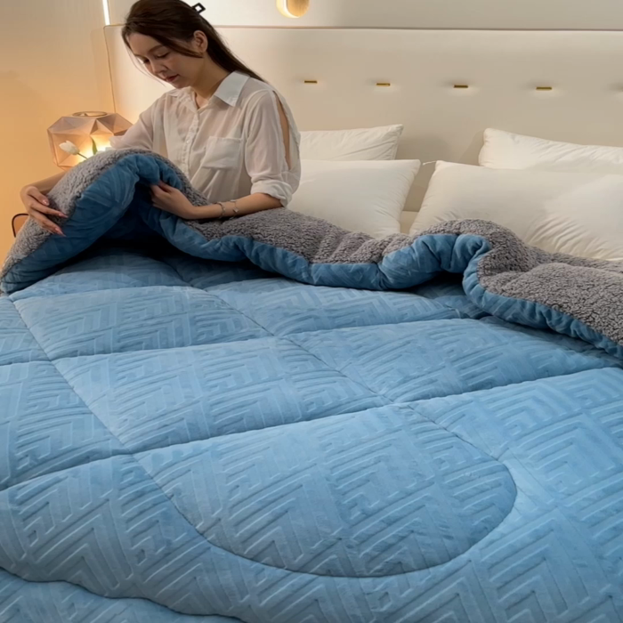 91家纺网 家纺一手货源 找家纺 锦逸家居 2025新款剪花牛奶绒冬被纯色冬被雕花牛奶绒冬被被子被芯春秋被 天空蓝