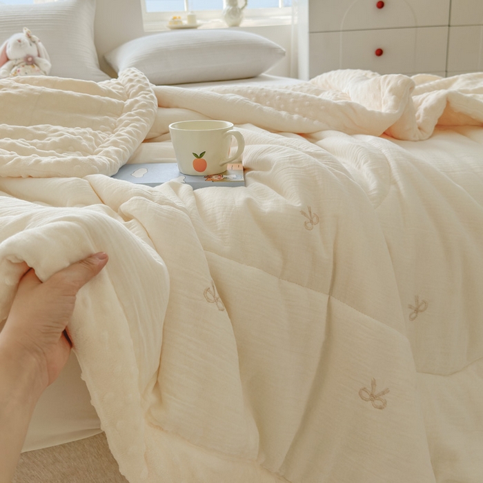 91家纺网 家纺一手货源 找家纺 木楌家居 2025新款全棉A类皱皱纱刺绣手包边豆豆被 清欢