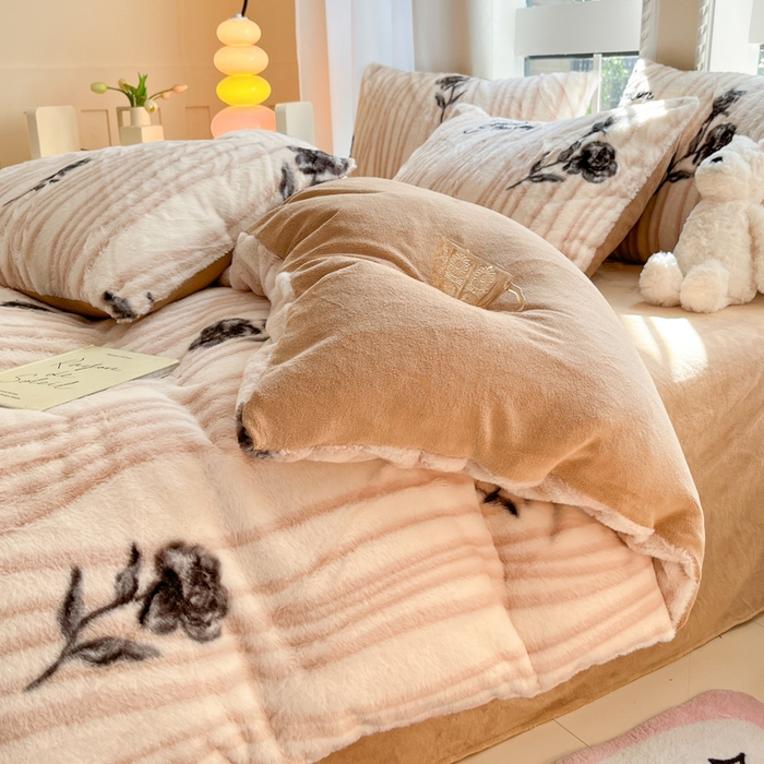 91家纺网 家纺一手货源 找家纺 慕澄家纺 2024新款兔绒牛奶绒加厚保暖印花四件套 线条玫瑰