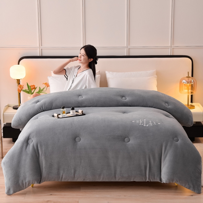 91家纺网 家纺一手货源 找家纺 牛魔王家居 2024新款加厚牛奶绒绣花冬被春秋被大豆被被子 牛奶绒+绅士灰