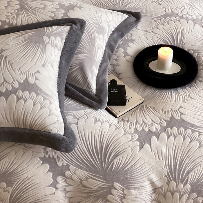 91家纺网 家纺一手货源 找家纺 梦享生活家居 2024新款加厚保暖牛奶绒四件套 烟花-灰