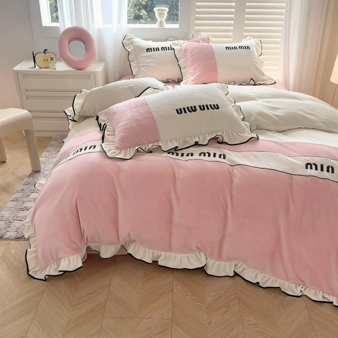 91家纺网 家纺一手货源 找家纺 凯美家居 2024新款牛奶绒刺绣花边四件套-美丽格 美丽格-白粉