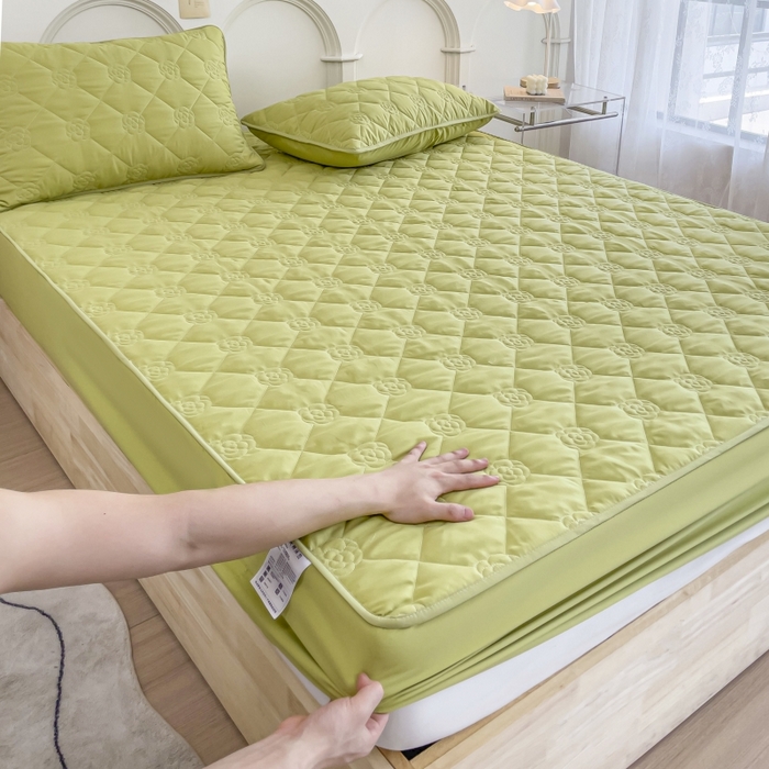 91家纺网 家纺一手货源 找家纺 丝涟家居 2025新款A类亲肤棉防水防污床笠--花朵款 玫瑰花-芥末绿