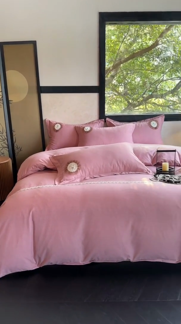 91家纺网 家纺一手货源 找家纺 梵克保罗 2024秋冬加厚肌理纹碳素磨毛刺绣贴布绣花边新中式四件套 豆沙