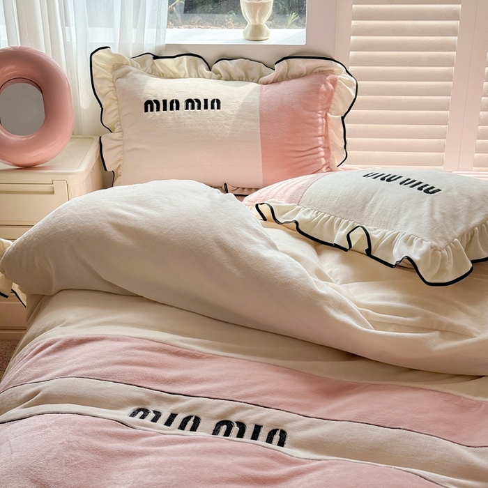 91家纺网 家纺一手货源 找家纺 凯美家居 2024新款牛奶绒刺绣花边四件套-美丽格 美丽格-白粉