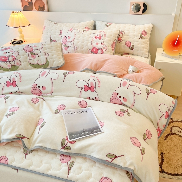 91家纺网 家纺一手货源 找家纺 2024秋冬A类牛奶绒加厚夹棉床笠+牛奶绒被套四件套浪漫小兔