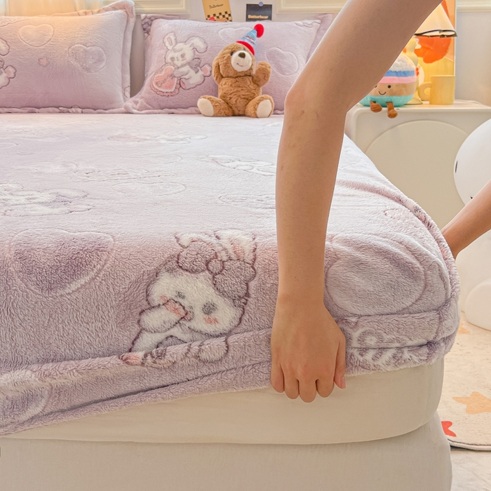 91家纺网 家纺一手货源 找家纺 韩巢家纺 2024新款加厚雪花绒卡通印花保暖床笠三件套 爱心兔(紫)