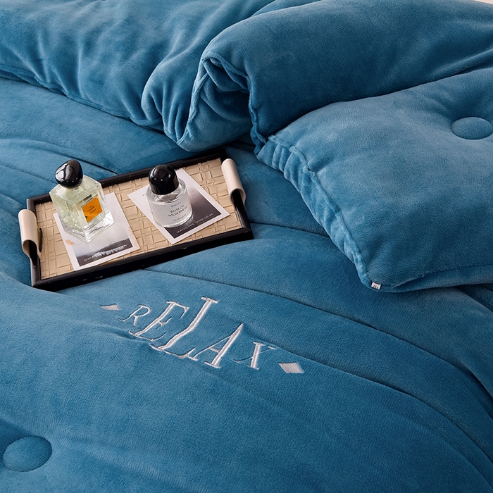 91家纺网 家纺一手货源 找家纺 牛魔王家居 2024新款加厚牛奶绒绣花冬被春秋被大豆被被子 牛奶绒+宾利蓝