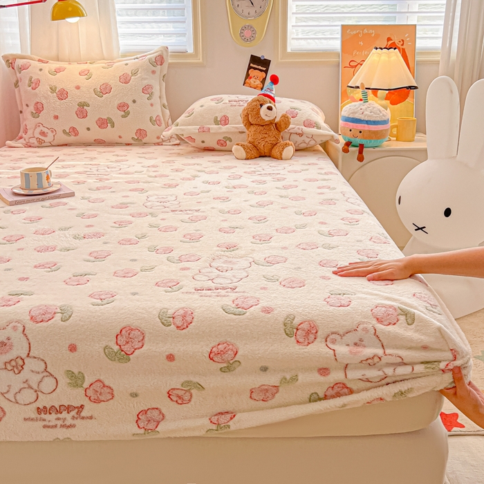 91家纺网 家纺一手货源 找家纺 韩巢家纺 2024新款加厚雪花绒卡通印花保暖床笠三件套 花花世界