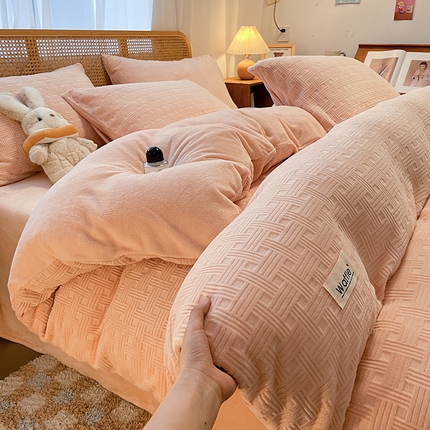 91家纺网 家纺一手货源 找家纺 莱茵家居 2024新款A类高克重雕花牛奶绒四件套-糖果格 糖果格-浅粉