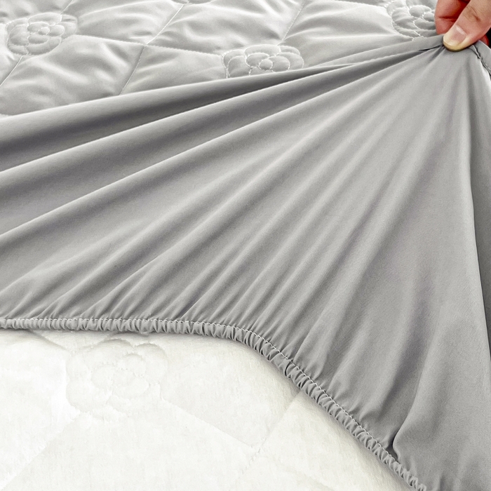 91家纺网 家纺一手货源 找家纺 丝涟家居 2025新款A类亲肤棉防水防污床笠--花朵款 玫瑰花-银优灰