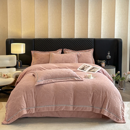 嗯呢家纺 2024新款A类高克重全消光雕花织带工艺款牛奶绒四件套 石榴花开-藕粉