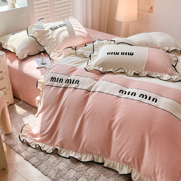 91家纺网 家纺一手货源 找家纺 凯美家居 2024新款牛奶绒刺绣花边四件套-美丽格 美丽格-白粉