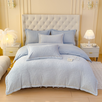 91家纺网 家纺一手货源 找家纺 （总）木兰花 2025新款A类230克全消光5D雕花牛奶绒被套宽边一字绣床单床盖床裙款四件套（控价268元起）