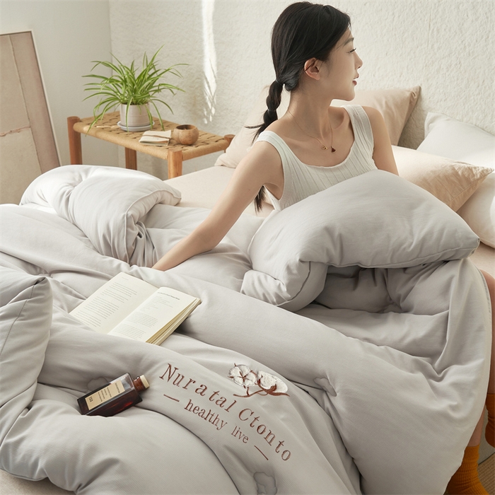 91家纺网 家纺一手货源 找家纺 子由家居 2024新款玉米粒绣花立体绣花100%新疆棉花被被子被芯 立体棉花-浅灰