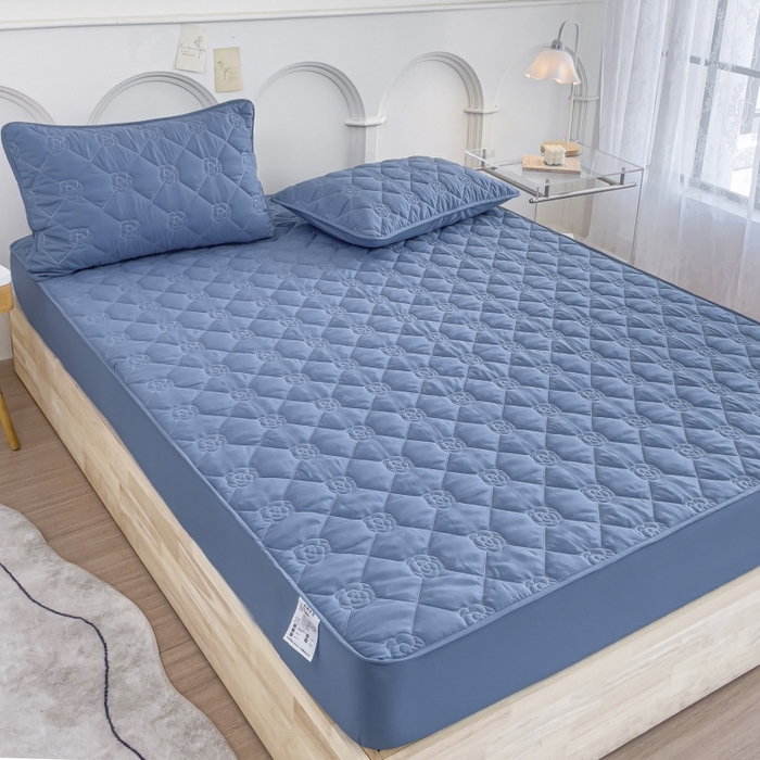 91家纺网 家纺一手货源 找家纺 丝涟家居 2025新款A类亲肤棉防水防污床笠--花朵款 玫瑰花-海洋蓝