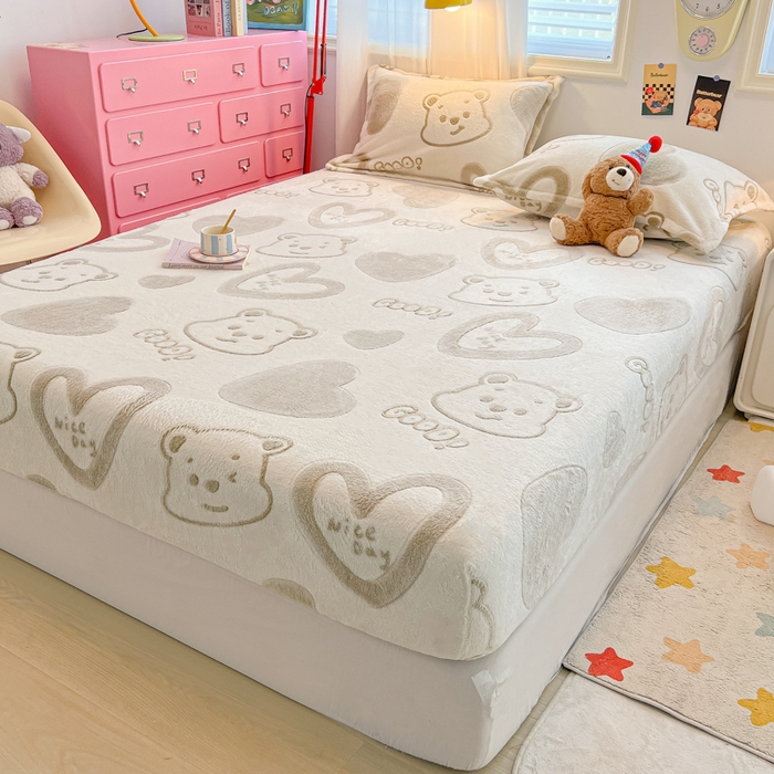 91家纺网 家纺一手货源 找家纺 韩巢家纺 2024新款加厚雪花绒卡通印花保暖床笠三件套 爱心熊(绿)