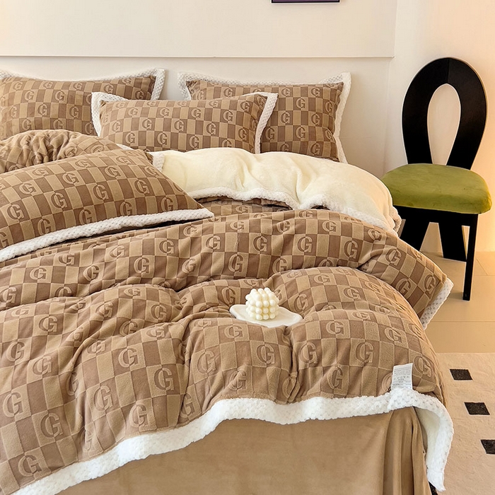 91家纺网 家纺一手货源 找家纺 2024新款简约包边全消光雕花牛奶绒兔兔绒四件套 包边绒 麦格娅 咖