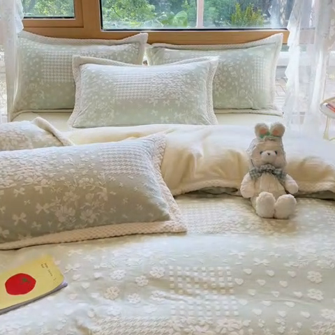 91家纺网 家纺一手货源 找家纺 2024新款简约包边全消光雕花牛奶绒兔兔绒四件套 雕花包边-阿芙朵 绿