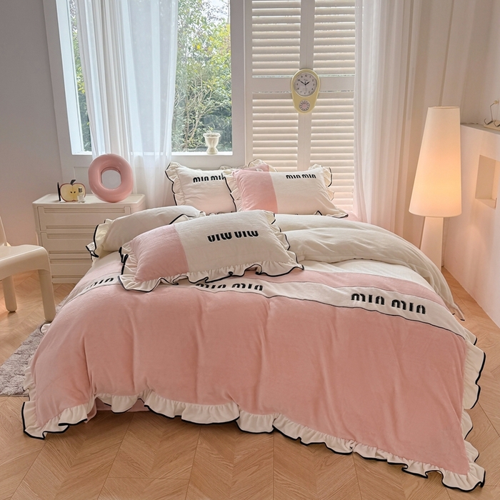 91家纺网 家纺一手货源 找家纺 凯美家居 2024新款牛奶绒刺绣花边四件套-美丽格 美丽格-白粉