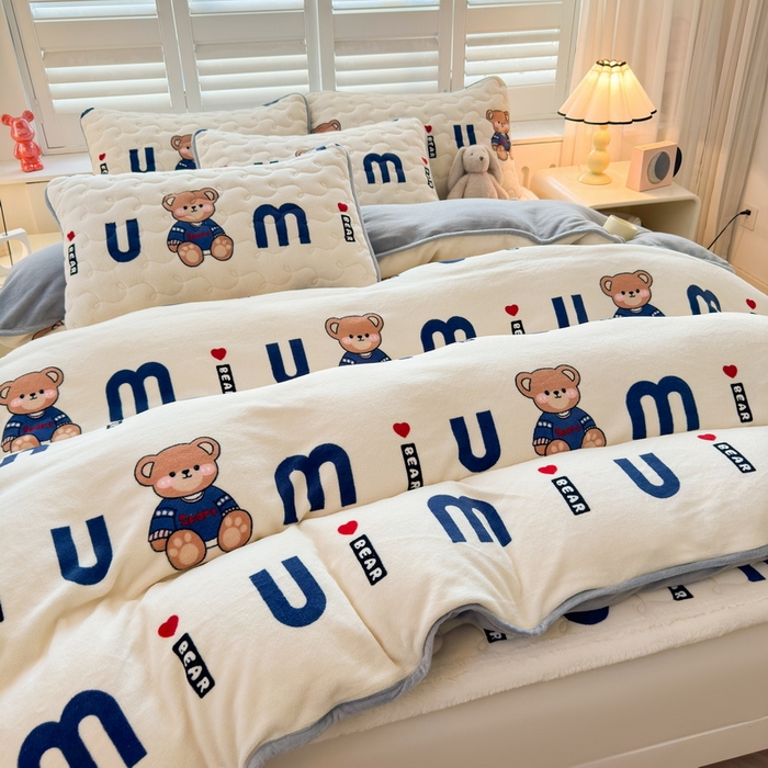 91家纺网 家纺一手货源 找家纺 2024秋冬新款牛奶绒加厚夹棉床褥垫+牛奶绒被套四件套妙妙熊