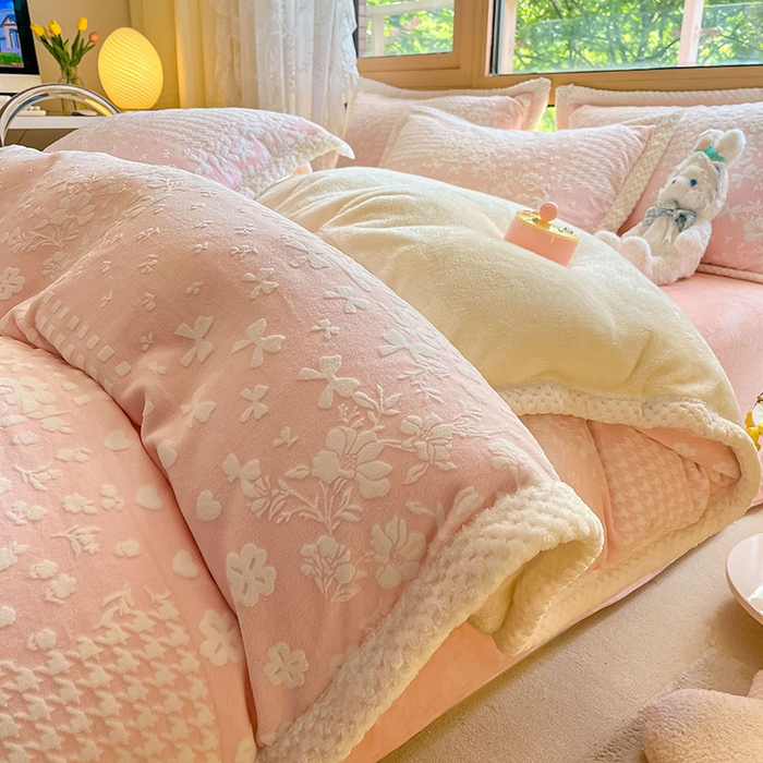 91家纺网 家纺一手货源 找家纺 2024新款简约包边全消光雕花牛奶绒兔兔绒四件套 雕花包边-阿芙朵 粉