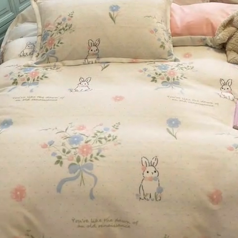 91家纺网 家纺一手货源 找家纺 慕尚家纺 2025新款3.5kg高克重田园花卉类牛奶绒四件套 鲜花小兔