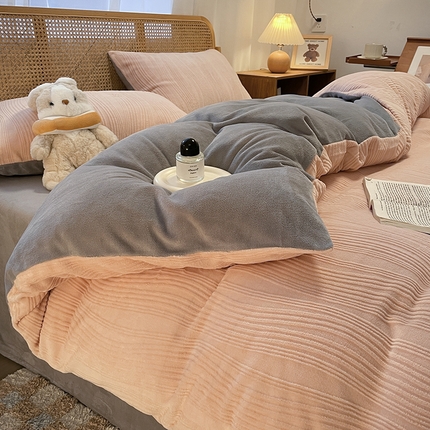 91家纺网 家纺一手货源 找家纺 莱茵 2024新款高克重牛奶绒雕花烂花简单款四件套巴克曼-粉灰