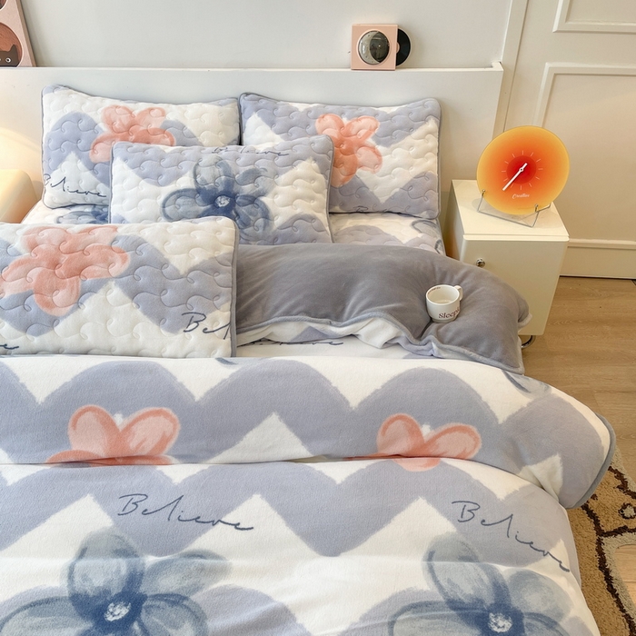 91家纺网 家纺一手货源 找家纺 2024秋冬A类牛奶绒加厚夹棉床笠+牛奶绒被套四件套艾琳娜