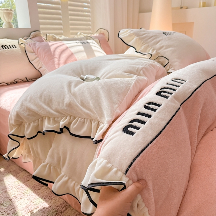 91家纺网 家纺一手货源 找家纺 凯美家居 2024新款牛奶绒刺绣花边四件套-美丽格 美丽格-白粉