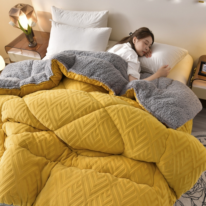 91家纺网 家纺一手货源 找家纺 锦逸家居 2025新款剪花牛奶绒冬被纯色冬被雕花牛奶绒冬被被子被芯春秋被 柠檬黄