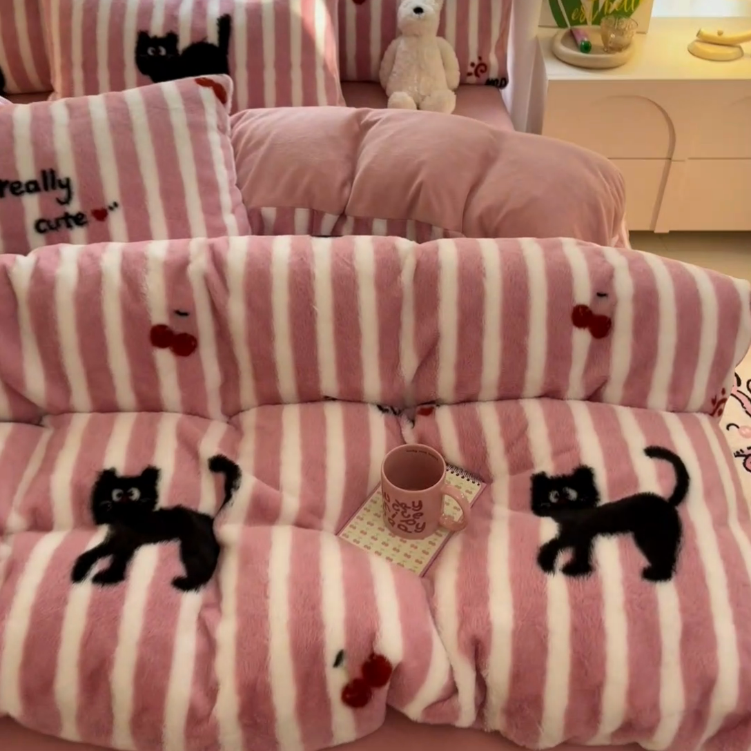 91家纺网 家纺一手货源 找家纺 慕澄家纺 2024新款兔绒牛奶绒加厚保暖印花四件套 黑猫咪咪