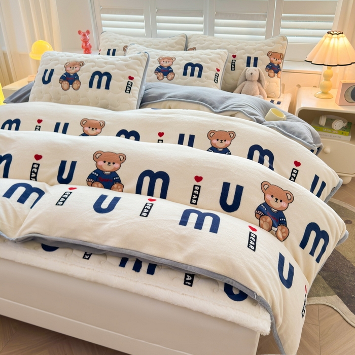 91家纺网 家纺一手货源 找家纺 2024秋冬新款牛奶绒加厚夹棉床褥垫+牛奶绒被套四件套妙妙熊